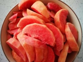 切成小块，这是硬桃，千万不要指望能像软桃子一样可以掰开一分为二，那是不可能的。老老实实一刀刀切成瓣，瓣可以大一些