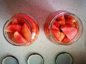 玻璃瓶用消毒柜消过毒，把桃子放进去塞满