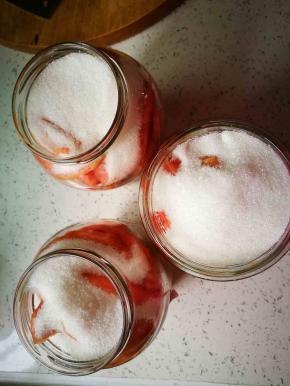 每瓶装入差不多70--80克白糖，我的玻璃瓶子是800--1000ml的