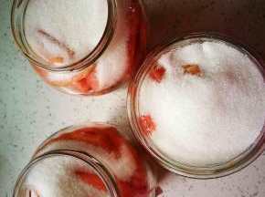 每瓶装入差不多70--80克白糖，我的玻璃瓶子是800--1000ml的