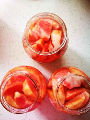 倒入纯净水，没过果肉