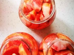 倒入纯净水，没过果肉