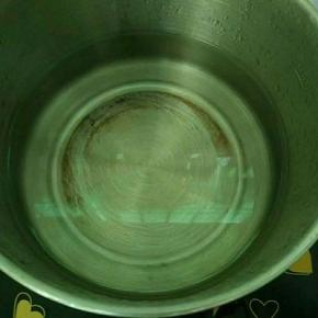 锅里适量清水烧开。