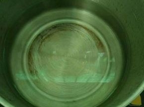 锅里适量清水烧开。