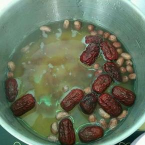 小米，红枣，花生一起放入锅里。