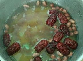 小米，红枣，花生一起放入锅里。