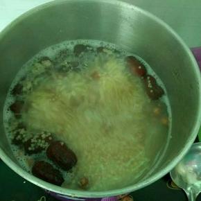 以大火煮开后转小火慢慢煮，煮熟后加入白糖搅匀即可。