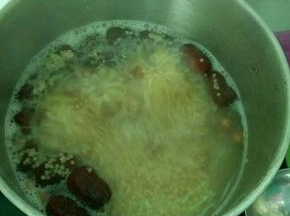 以大火煮开后转小火慢慢煮，煮熟后加入白糖搅匀即可。