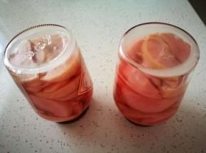 水烧开后蒸10分钟，拧紧盖子，捎凉一些拿出来倒扣