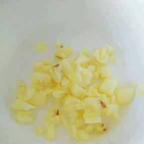 大蒜切碎，西兰花切小朵洗净。