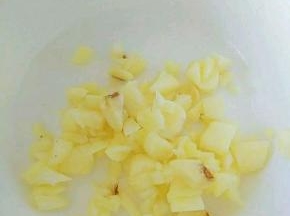 大蒜切碎，西兰花切小朵洗净。