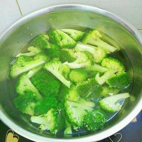 锅里水开倒入一点植物油，放入西兰花煮熟，捞出沥干备用。