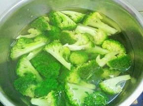 锅里水开倒入一点植物油，放入西兰花煮熟，捞出沥干备用。