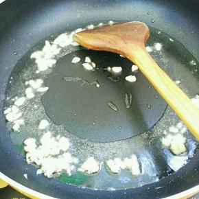 热锅倒入适量植物油烧八成热，放入大蒜爆香。