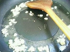 热锅倒入适量植物油烧八成热，放入大蒜爆香。