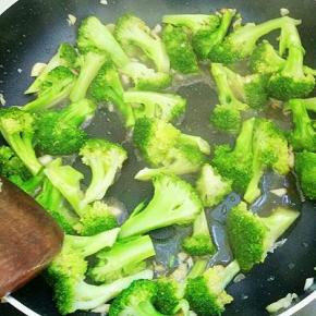 倒入西兰花快速翻炒均匀，调入盐，鸡精，生抽翻炒均匀即可出锅。