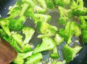 倒入西兰花快速翻炒均匀，调入盐，鸡精，生抽翻炒均匀即可出锅。