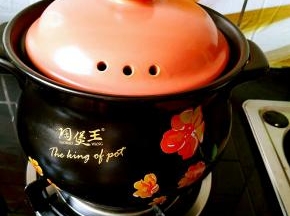 在砂锅中加入适量清水，大火烧开。