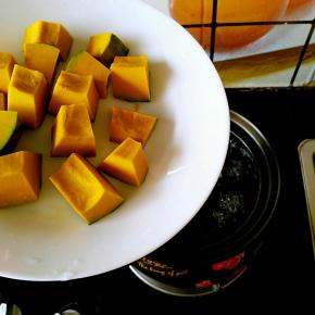 水开之后下入切成小块儿的南瓜