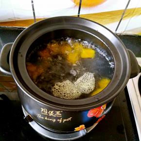 煮开之后撇去浮沫，继续大火煮五分钟。