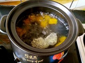 煮开之后撇去浮沫，继续大火煮五分钟。