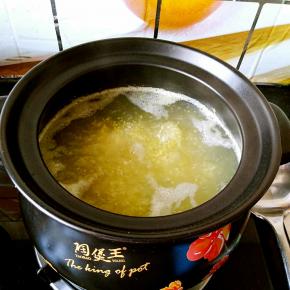 下入淘洗干净的小米。