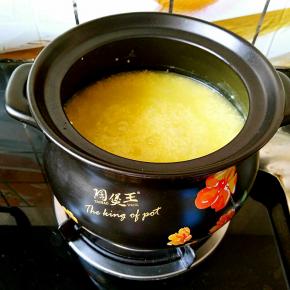 转小火，煮至锅内的粥变得粘稠。