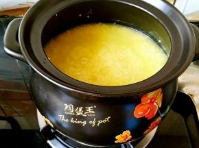 转小火，煮至锅内的粥变得粘稠。