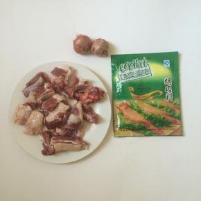 准备食材：羊肋排、孜然烤肉料、小毛葱