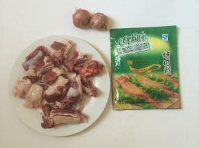 准备食材：羊肋排、孜然烤肉料、小毛葱