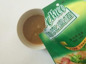 取35克烤肉料加清水稀释