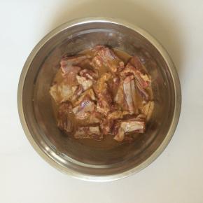 将羊排洗干净，与料汁拌均匀