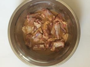 将羊排洗干净，与料汁拌均匀