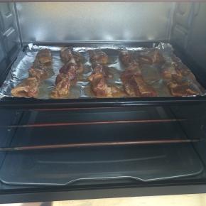 烤箱预热220°放入腌好的羊排，烤30分钟