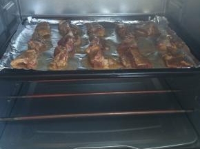 烤箱预热220°放入腌好的羊排，烤30分钟