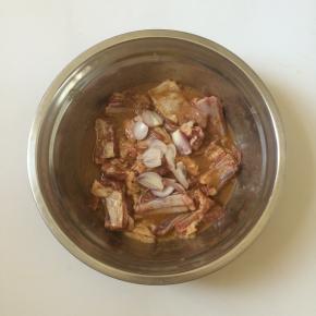 放入切碎的小毛葱一起腌制