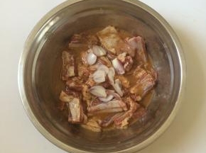 放入切碎的小毛葱一起腌制