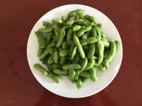 把毛豆两端剪去