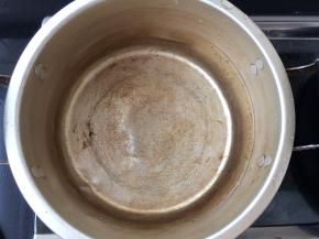 锅内放清水，放入精盐、料酒