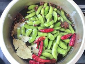 开锅后撇去浮沫,煮20分钟即可