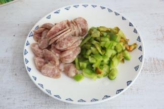 香肠切薄片，青椒切小丁。