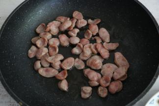 炒至香肠片变色，微微焦黄。