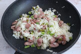 加入米饭翻炒均匀，撒少许盐调味。