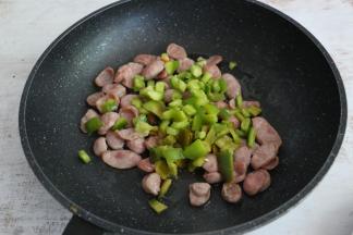 加入青椒丁翻炒。