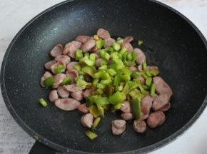 加入青椒丁翻炒。
