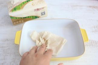 烤盘清洗干净后，用纸巾擦干水分。