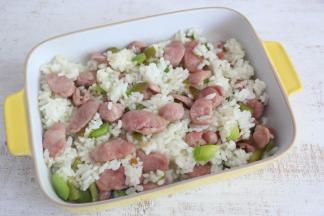 将炒好的米饭盛入烤盘中。