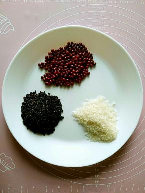 把黑米，香米，红豆都淘洗干净备用