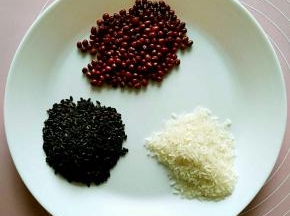把黑米，香米，红豆都淘洗干净备用