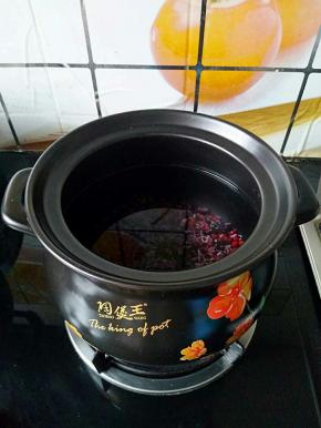 至少浸泡两个小时以上，倒入砂锅中，一次性加入足够的清水。